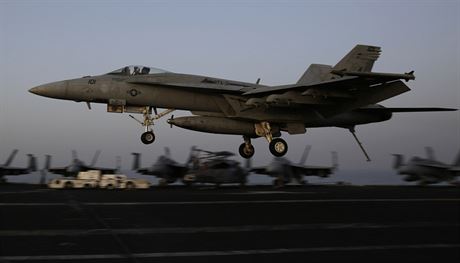 Americký bojový letoun se vrací z nálet v Iráku na letadlovou lo USS George...