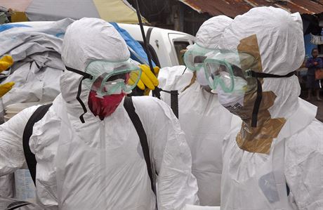 Ebola zabila v Africe u 2 400 lidí. Humanitární pracovníci se shodují, e ke...