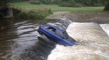 idi chtl zejm eku pejet brodem, ale proud auto strhl.