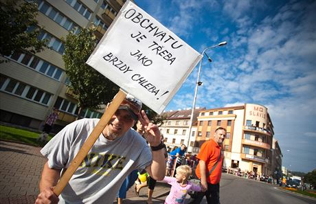 Protestní blokáda dopravy na kruhové kiovatce u Slávie v Náchod mla...