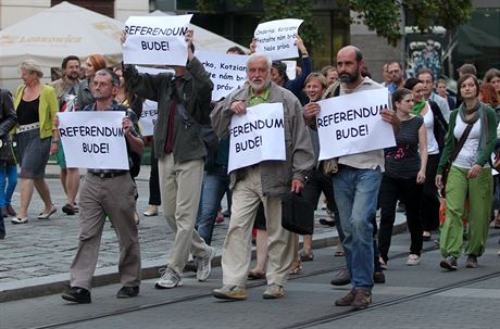 Za vypsání referenda demonstrovali ve stedu 10. záí v podveer aktivisté,...