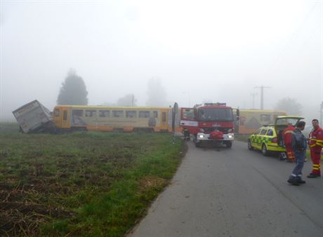 Vlak odtlail kamion zhruba dvacet metr od elezniního pejezdu.