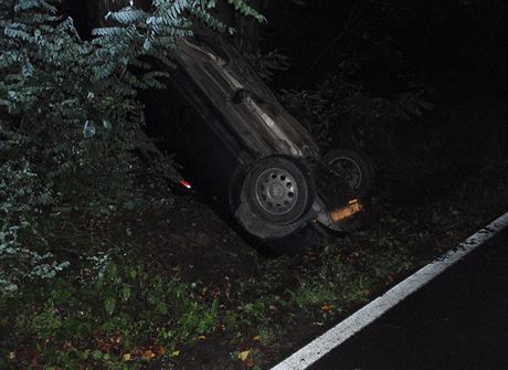 Audi skonilo v píkopu na stee nedaleko hbitova ve zlínské ásti Mladcová.