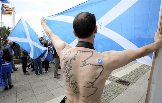 Demonstrace skotských nacionalist ped budovou BBC v Glasgow (14. záí 2014)