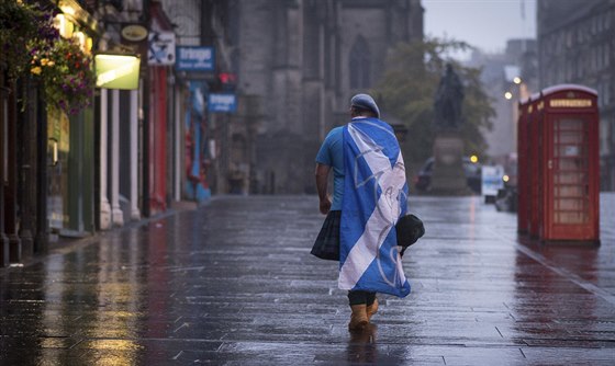 Zklamaný stoupenec samostatného Skotska v Edinburghu (19. záí 2014)