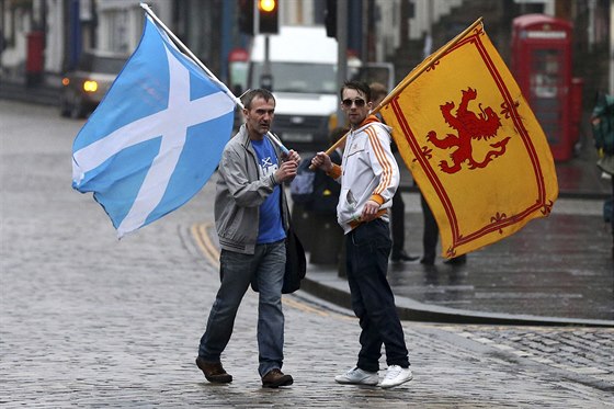 Stoupenci samostatného Skotska v Edinburghu (19. záí 2014)