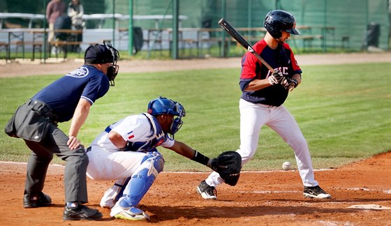 Z utkání mistrovství Evropy baseballist esko (na pálce) vs Francie.