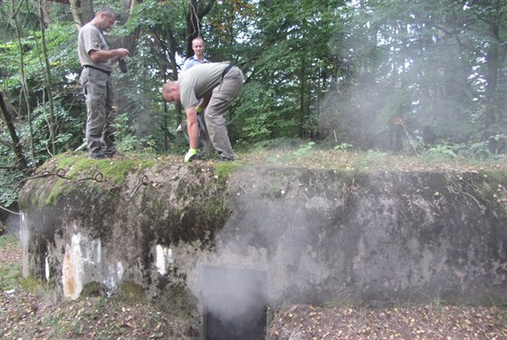 Dlostelecký granát z první svtové války pyrotechnici odpálili v pevnstce z...