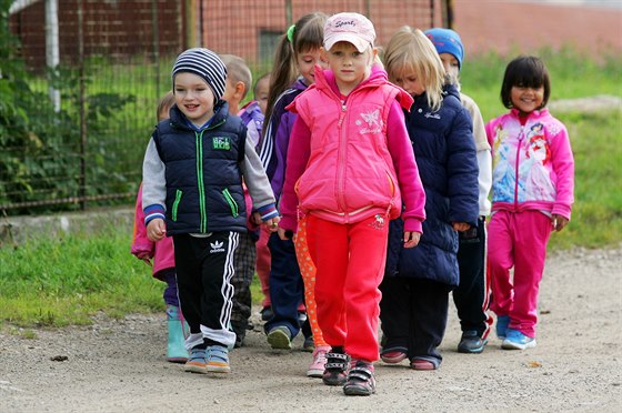 Dti z mateské koly v Rovné na Sokolovsku na procházce.