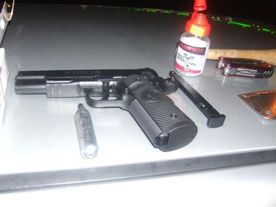 Airsoftová pistole, ze které stílel útoník ve Strái nad Ohí. Policisté ho...
