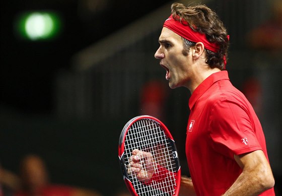 výcarský tenista Roger Federer se raduje v semifinále Davis Cupu proti Itálii.