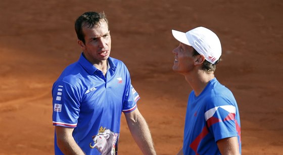 etí tenisté Radek tpánek (vlevo) a Tomá Berdych v duelu Davisova poháru.