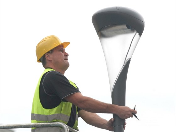 Snímek z instalace svtel UrbanStar na Horním námstí v Olomouci, které sem radnice nechala namontovat navzdory nesouhlasu autora architektonické podoby námstí.