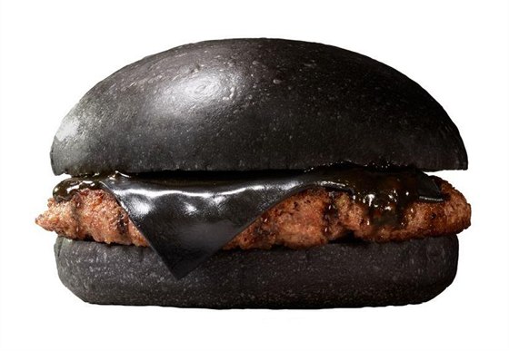 erný hamburger Kuro Pearl, jedna z novinek amerického Burger Kingu v Japonsku.