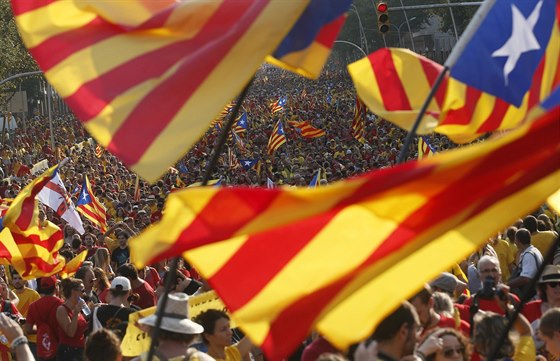 Katalánci uspoádají v listopadu referendum o nezávislosti (snímek je z demonstrace v Barcelon, která se konala 11. záí).