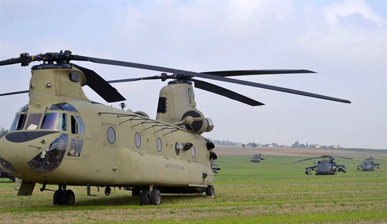 Vrtulníky americké armády pistály na poli u severopolské obce Gruta. (9. záí...