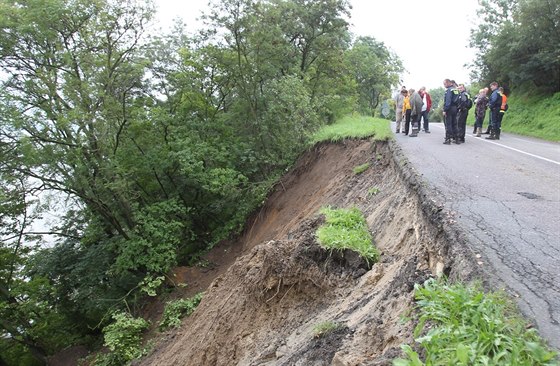 Kvli podmáenému terénu se sesunul svah u Dolních Vstonic (14. záí 2014).