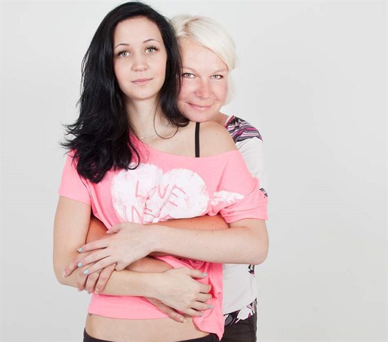 Simona Vlková se svými dcerami devatenáctiletou Bárou dvouletou Elikou. (foto...