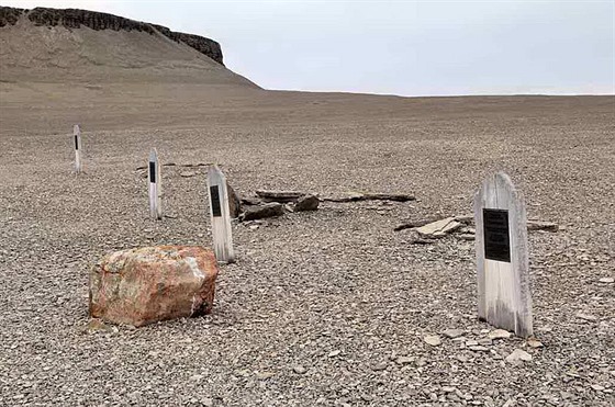Fotka hrobů na Beecheyho ostrově