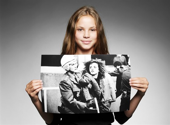Dvanáctiletá Ema drí fotografii z 28. íjna 1989, na které je její matka...