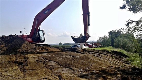 Ve Strachotín, kde po vydatných detích hrozil sesuv velké ásti svahu, pomáhal speciální bagr s jeho likvidováním. V úterý vak stav nebezpeí skoil.