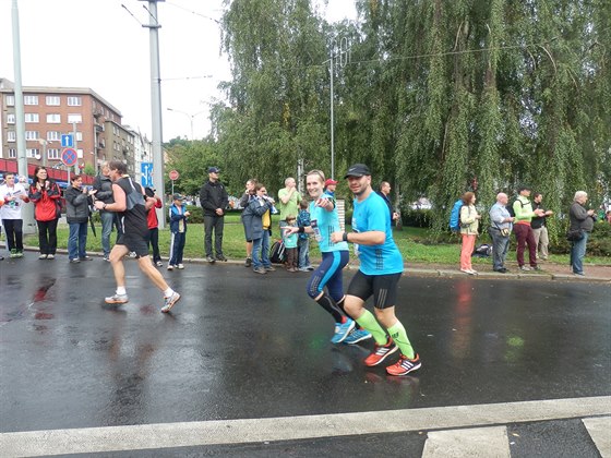 Na devátém kilometru se jet v pohod rozhlííme a zdravíme známé tváe.