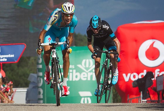 ZÁVRENÝ BOJ. Fabio Aru (vlevo) a Chris Froome spurtují o vítzství v osmnácté