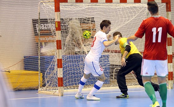 Michal Belej dává gól v utkání eské futsalové reprezentace proti Madarsku. 