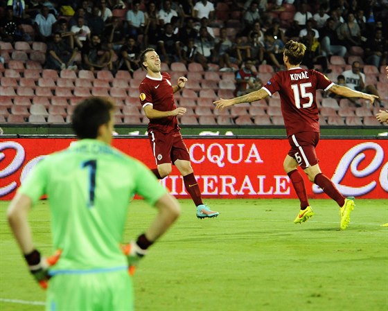 A JE TAM! Sparantí fotbalisté se radují ze vsteleného gólu. Proti Neapoli se...