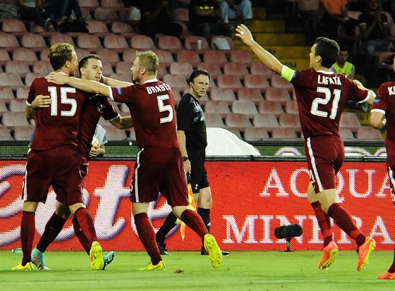 A JE TAM! Sparantí fotbalisté se radují ze vsteleného gólu proti Neapoli.