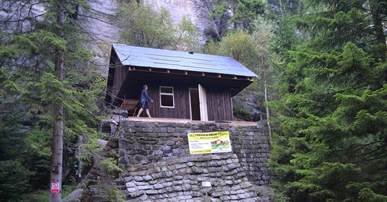 Horolezci z Teplicko-adrpaských skal dokonují obnovu chaty z 19. století, která vyhoela ped 25 lety. Zbývá jet dodlat zábradlí a pár dalích detail.