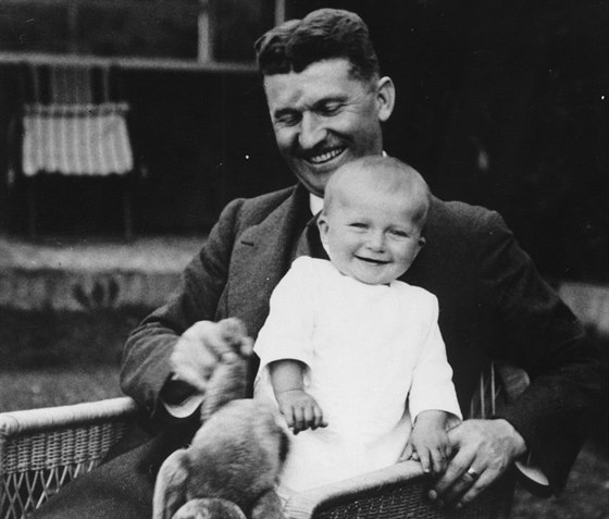 Tomík Baa se svým otcem Tomáem na snímku z roku 1915.