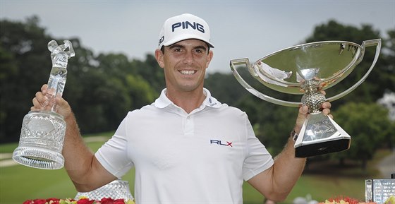 Americký golfista Billy Horschel s trofejemi pro vítze turnaje v Atlant.