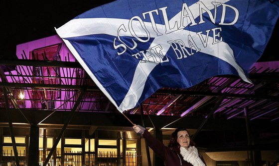 Ped skotským parlamentem v Edinburghu zavlála skotská vlajka.