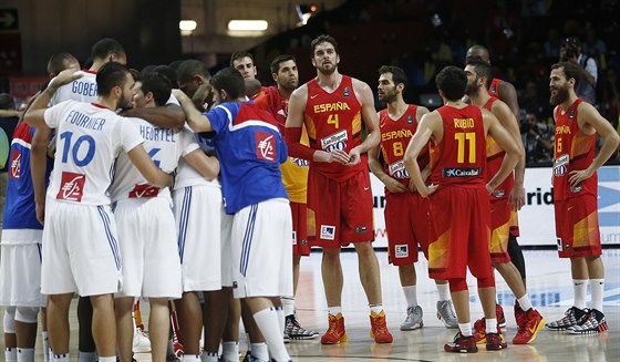 Francouztí basketbalisté (v bílém) se mohou radovat z postupu do semifinále...