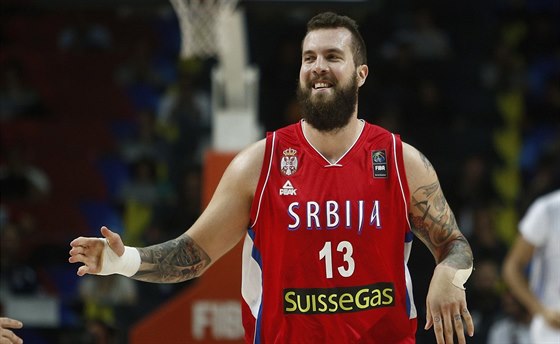 Srbský reprezentaní pivot Miroslav Raduljica