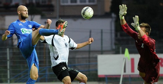 Ústecký fotbalista Smola (v modrém) pekonává vlaimského gólmana Fendricha.