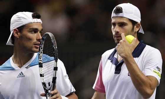 Italtí tenisté Simone Bolelli (vpravo) a Fabio Fognini bhem semifinále Davis...