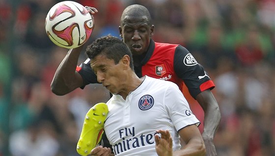 POZOR NA RUKU! Abdoulaye Doucoure (vpravo) z Rennes a Marquinhos z Paris St....