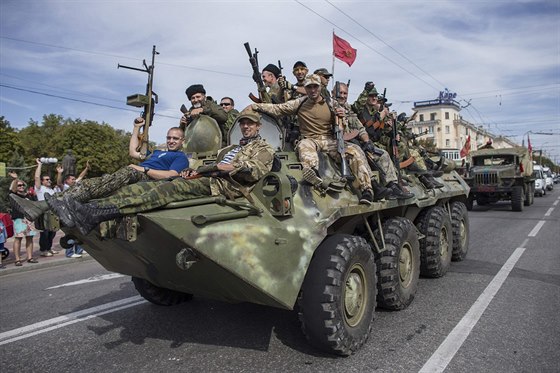 Pehlídka proruských separatist v Luhansku (14. záí 2014).