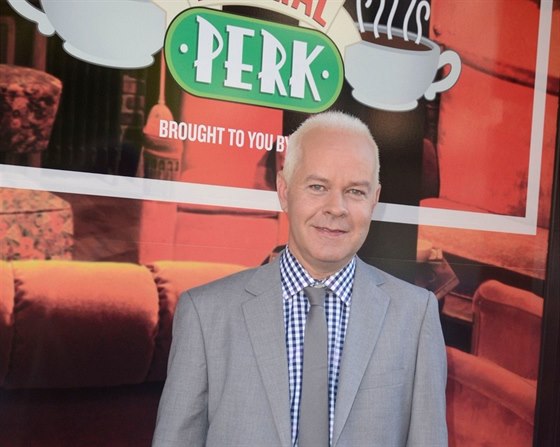 James Michael Tyler ped replikou kavárny Central Perk ze seriálu Pátelé (New...