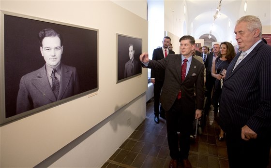 Prezident Milo Zeman navtívil 16. záí na Praském hrad výstavu Tváe...