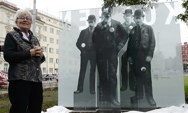 Manelka Kolbenova vnuka Andrée Kolbenová u pomníku, který je vnovaný slavnému...