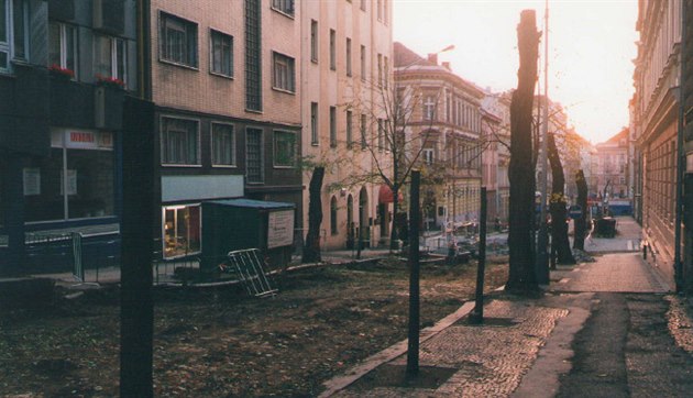Záhebská ulice prola v roce 2004 rekonstrukcí, bhem ní se kácely stromy.