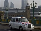 Londýnské taxi v barvách vlajky Spojeného království