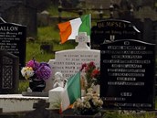 Irsk trikolora na hbitov v Belfastu (18. srpna 2014)