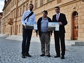 Starosta Prahy 10 Bohumil Zoufalík pedal cenu architektovi Jakubu Masákovi a...
