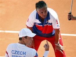esk tenista Tom Berdych se bav na lavice s kapitnem Jaroslavem...