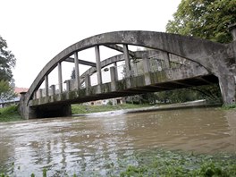 Povodn zashly i Vrovice na Znojemsku. Lid nyn odklzej spou, kterou...