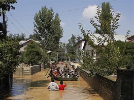 Napíklad Sálim Nabíová se utáboila s dvma dcerami u silnice vedoucí ze...